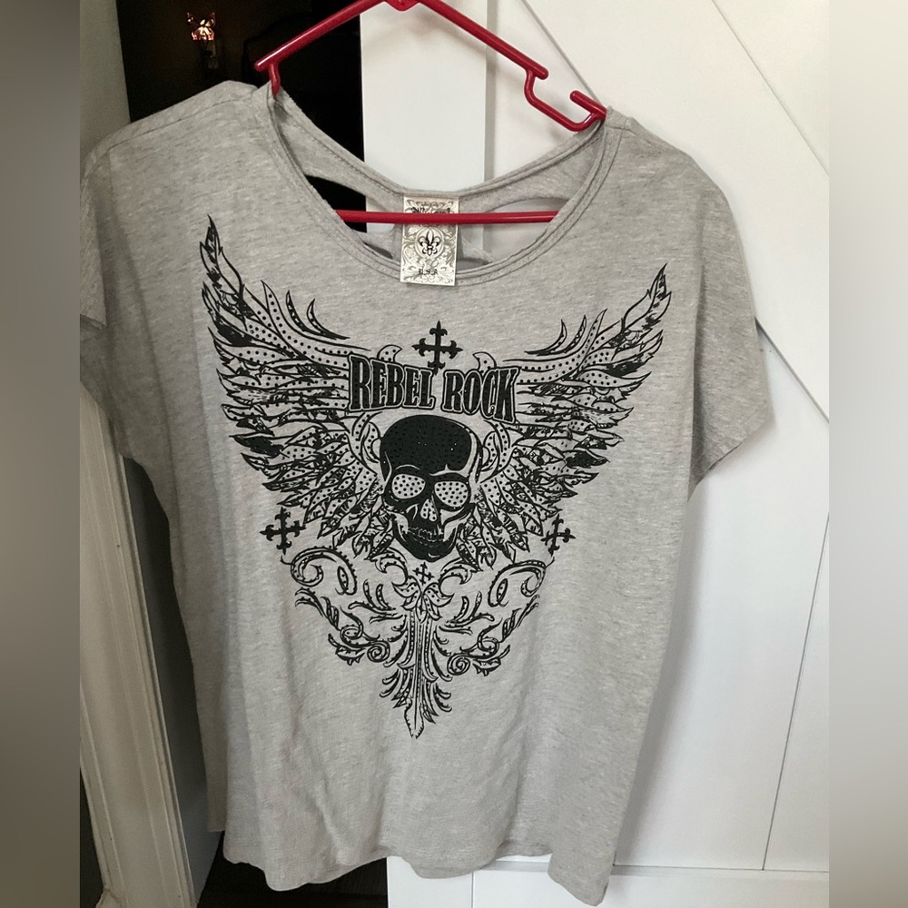 Vocal Gray Short Sleeve Tee with Black Rebel Rock Skull Graphic Cut Outs Small